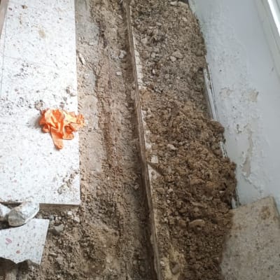 רצפה חפורה עם אדמה ופסולת בנייה