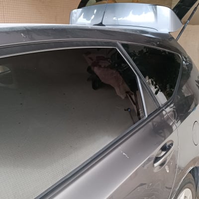 חלון רכב כהה עם שריטות על הדלת