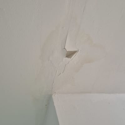 תקרה עם סדק וכתם רטיבות