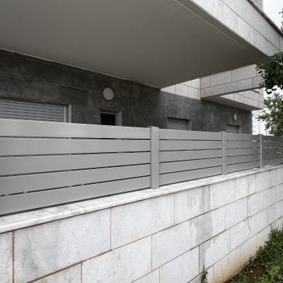 גדר אפורה מותקנת על קיר חיצוני