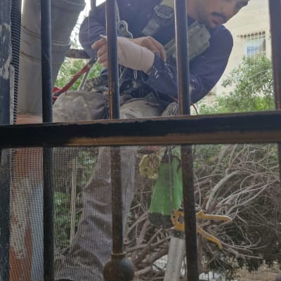 אדם עובד בגובה עם ציוד בטיחות