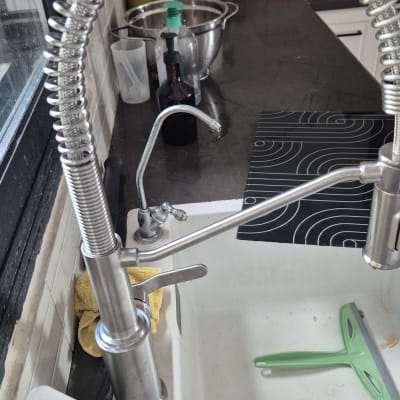 ברז מטבח עם צינור מתכת גמיש וכלים נוספים