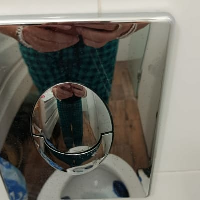 השתקפות במשטח כרום בחדר אמבטיה