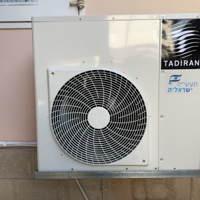 יחידת מיזוג אוויר של תדיראן מותקנת על קיר חיצוני