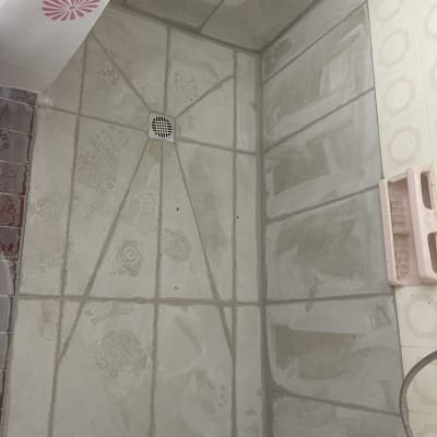 רצפת מקלחת עם רובה חדשה ותעלת ניקוז