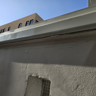 מסגרת חלון עם תריסים פתוחים חלקית