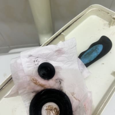 כלי עבודה וחלקי גומי על נייר במשטח עבודה