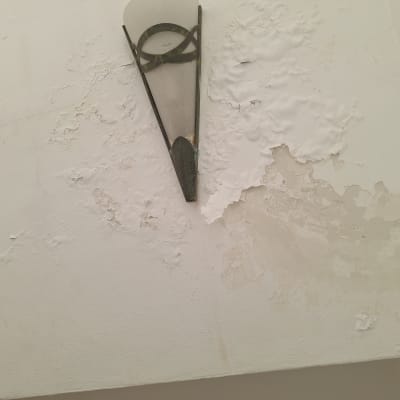 קיר עם קילופי צבע ולכלוך