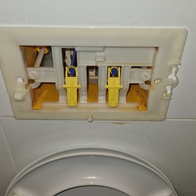 מנגנון הדחה של אסלה עם חלקים צהובים