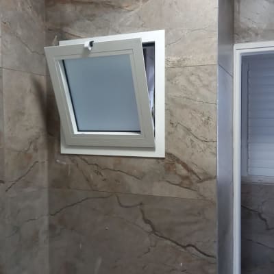 חלון אלומיניום פתוח בקיר שיש