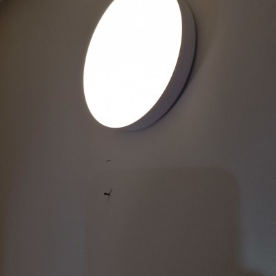 מנורה עגולה מותקנת על קיר