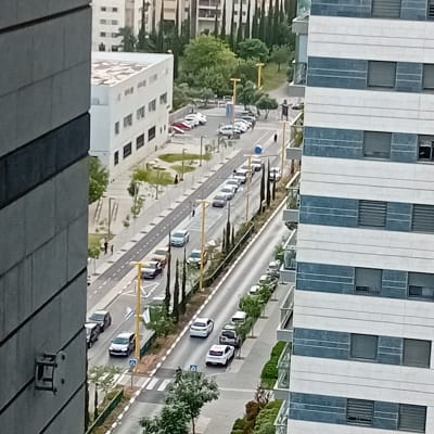 בניין גבוה עם חלונות ומצלמה מותקנת על הקיר