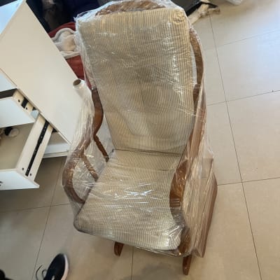 כיסא עטוף בניילון מוכן להובלה