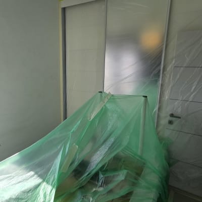 חדר מכוסה בניילון כהכנה לצביעה