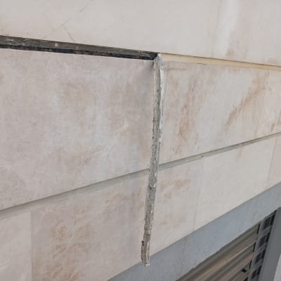 תמונה של קיר עם אריחים ותפרים גלויים