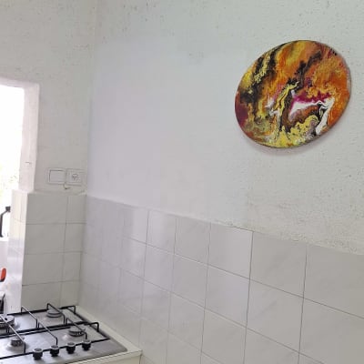 מטבח עם כיריים וקיר אריחים לבנים