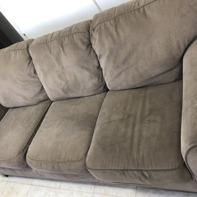 ספה חומה עם שלושה מושבים