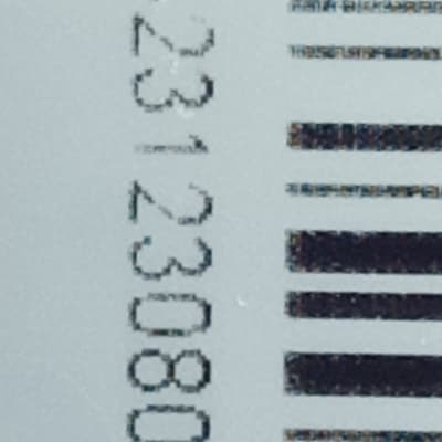 ברקוד ומספר סידורי על רקע לבן