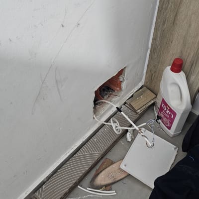 חוטי תקשורת יוצאים מקיר עם ציוד תיקון