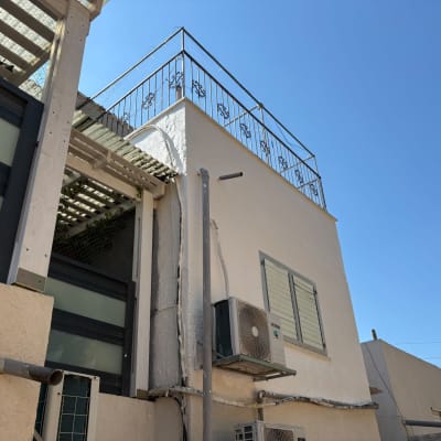 התקנת רשת נגד יונים במרפסת גג בחזית מבנה