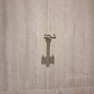 מתקן מתכת על קיר אריחים