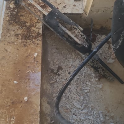 חלקי דוד שמש עם אבנית וחוטים חשמליים