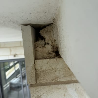 מרווח בין אריחי חיפוי בקיר מבנה עשוי טיח ובטון