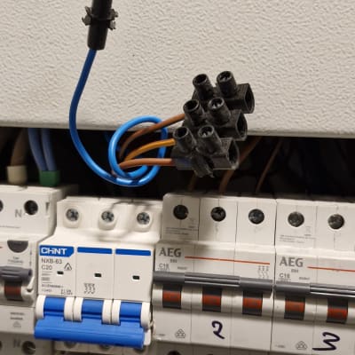 לוח חשמל עם מפסקים וחוטים חשמליים