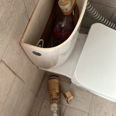 מיכל הדחה פתוח עם חלקים פנימיים חשופים