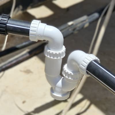 צינורות פלסטיק מחוברים בזווית