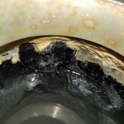 נזילה בצינור מתכת עם חלודה וקורוזיה