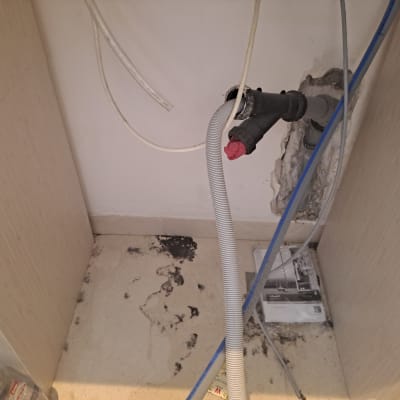 צינורות וחיבורים בקיר, עבודה בתחום החשמל