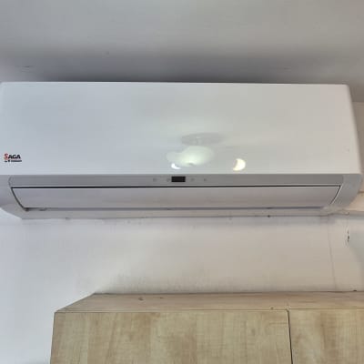 מזגן מותקן על קיר עם מקדחה לידו