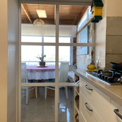 מסגרת אלומיניום לחלון זכוכית במטבח