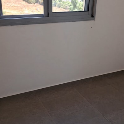 חדר ריק עם חלון ונוף חיצוני