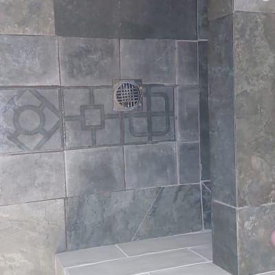 רצפת מקלחת רטובה עם ניקוז במרכז