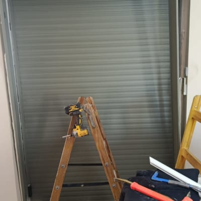 סולם וכלים ליד תריס מותקן