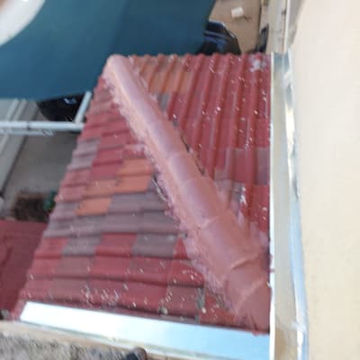 רעפים אדומים עם חיבור בטון על גג