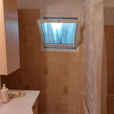 חלון אלומיניום פתוח בחדר אמבטיה