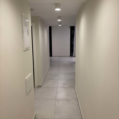 מסדרון עם קירות צבועים ותאורה עליונה