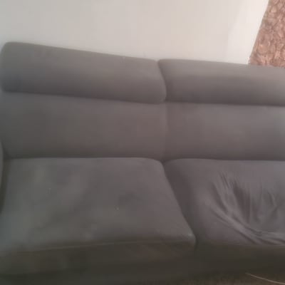 ספה אפורה עם מקלדת על המשענת