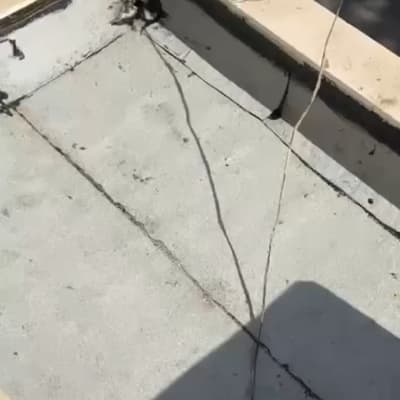 תמונה של גג עם עבודת איטום וסדקים