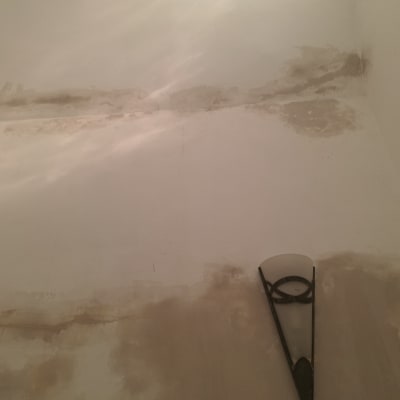 קיר עם כתמי רטיבות ותיקוני צבע