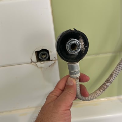 יד מחזיקה צינור מים עם חיבור לקיר