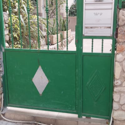 שער ירוק עם אינטרקום ליד בית