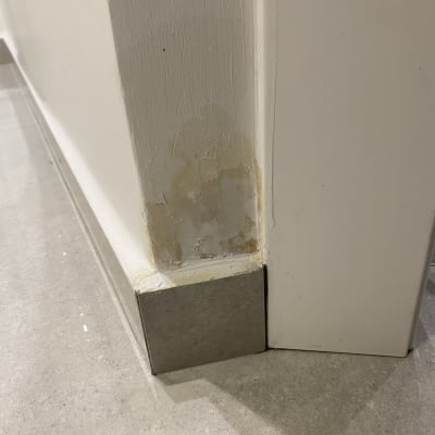 פינה של קיר עם סימני רטיבות ותיקון