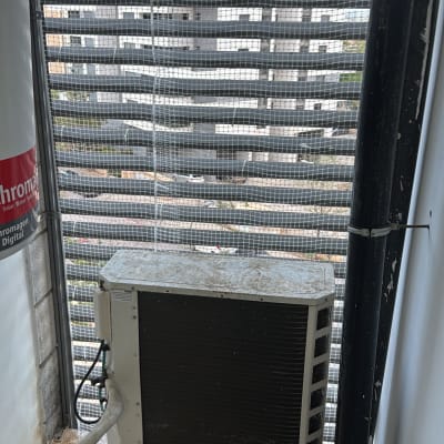 יחידת מיזוג אוויר מלוכלכת במרפסת