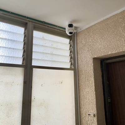 מצלמת אבטחה מותקנת בפינת חדר ליד חלון