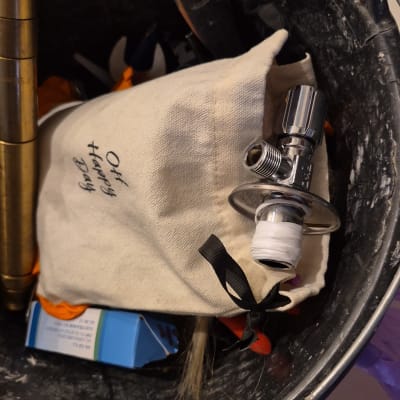 כלי עבודה וחלקי אינסטלציה בתוך דלי