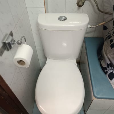 אסלה עם נייר טואלט וחיבורי מים